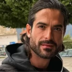 Μουγκοπέτρος: Επέστρεψε στο στούντιο ηχογράφησης έναν χρόνο μετά τον ακρωτηριασμό των δαχτύλων του