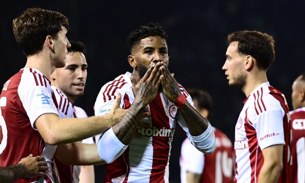Ο Ολυμπιακός «άλωσε» τη Λεωφόρο (2-0) και παρέμεινε «κυνηγός» της ΑΕΚ στη μάχη του τίτλου-Η Βαθμολογία