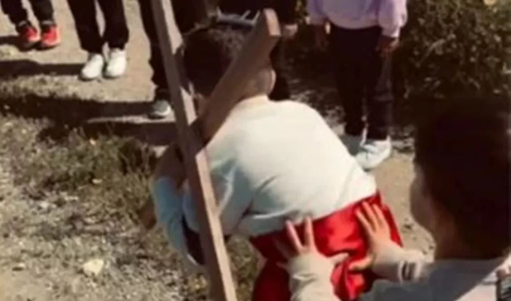 Εντυπωσιακό βίντεο: Νήπια έκαναν αναπαράσταση της Σταύρωσης