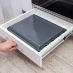 Συρτάρι κάτω από τον φούρνο: Το παρεξηγημένο σημείο της κουζίνας – Τι πραγματικά φυλάσσεται εκεί;