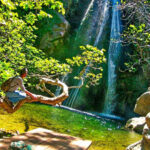 Δρόμοι Ζωής: Πεζοπορούν και (ξανα)γνωρίζουν τον διασημότερο καταρράκτη της Κρήτης