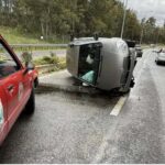 Αυτοκίνητο πέρασε διαχωριστικό και αναποδογύρισε στη μέση του δρόμου