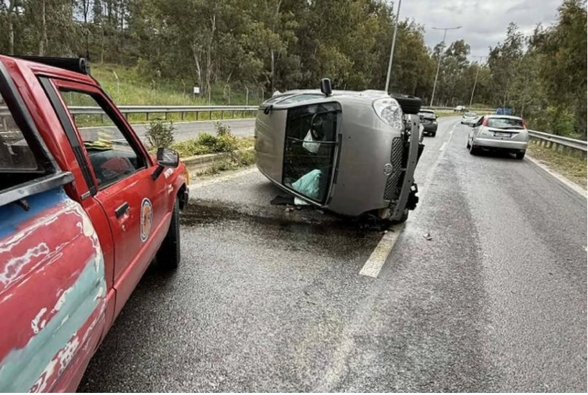 Αυτοκίνητο πέρασε διαχωριστικό και αναποδογύρισε στη μέση του δρόμου