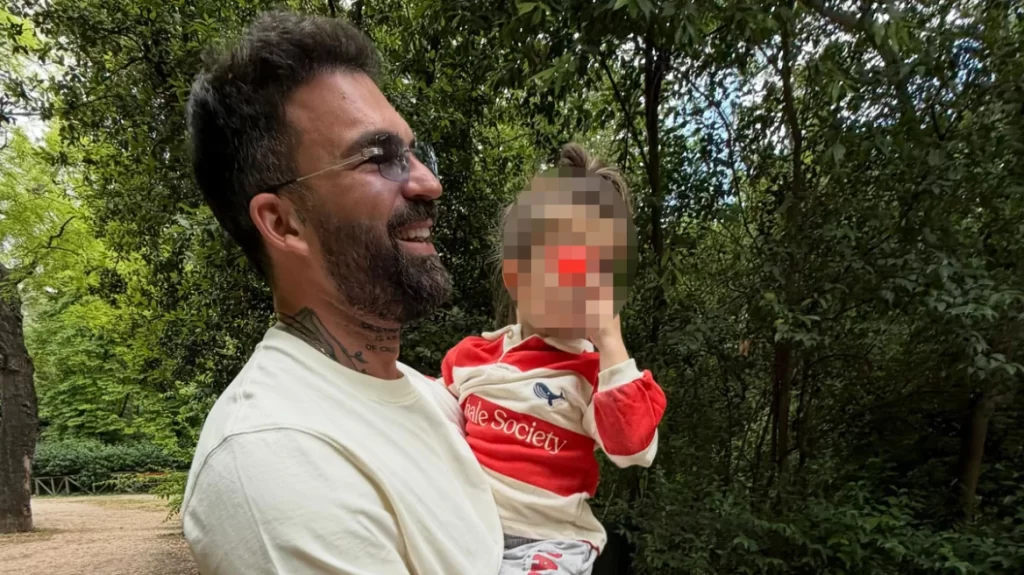 Ο Δημήτρης Αλεξάνδρου φωτογραφίζεται με τον γιο του
