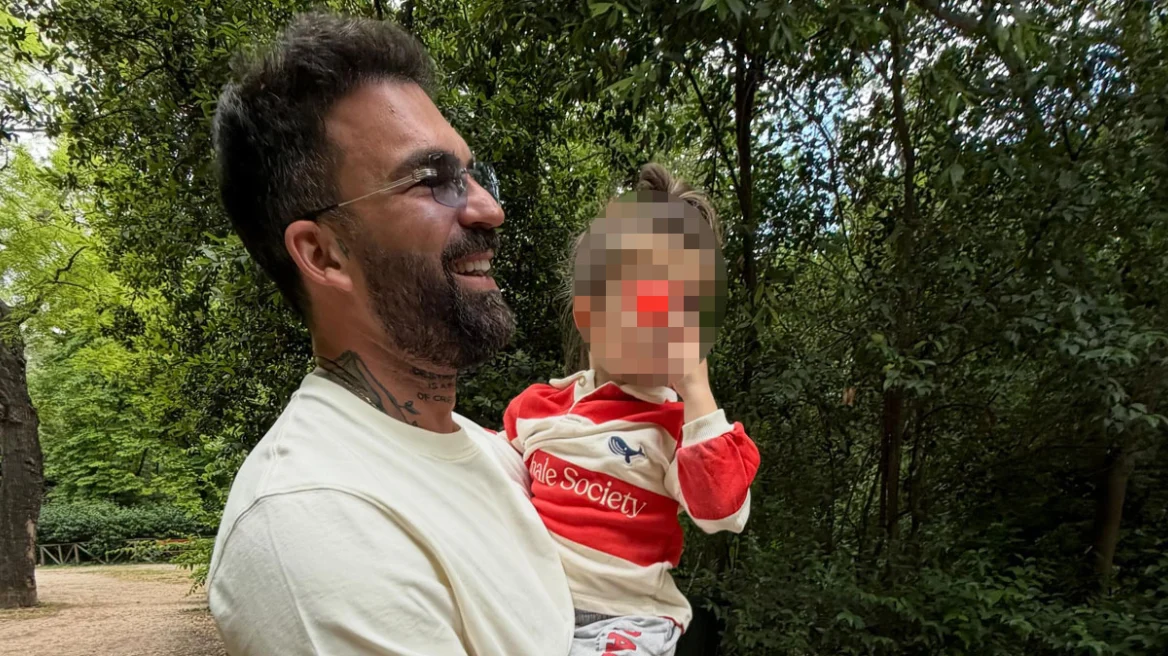 Ο Δημήτρης Αλεξάνδρου φωτογραφίζεται με τον γιο του