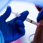 Χήρα φαρμακοποιού που αυτοκτόνησε μετά από επιπλοκές του εμβολίου Covid-19 βρήκε δικαίωση