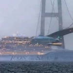 Δανία: Το μεγαλύτερο κρουαζιερόπλοιο στον κόσμο πέρασε μόλις 30 εκατοστά κάτω από γέφυρα