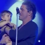 Με ένα παιδάκι στην αγκαλιά του τραγούδησε ο Νίκος Οικονομόπουλος σε συναυλία του