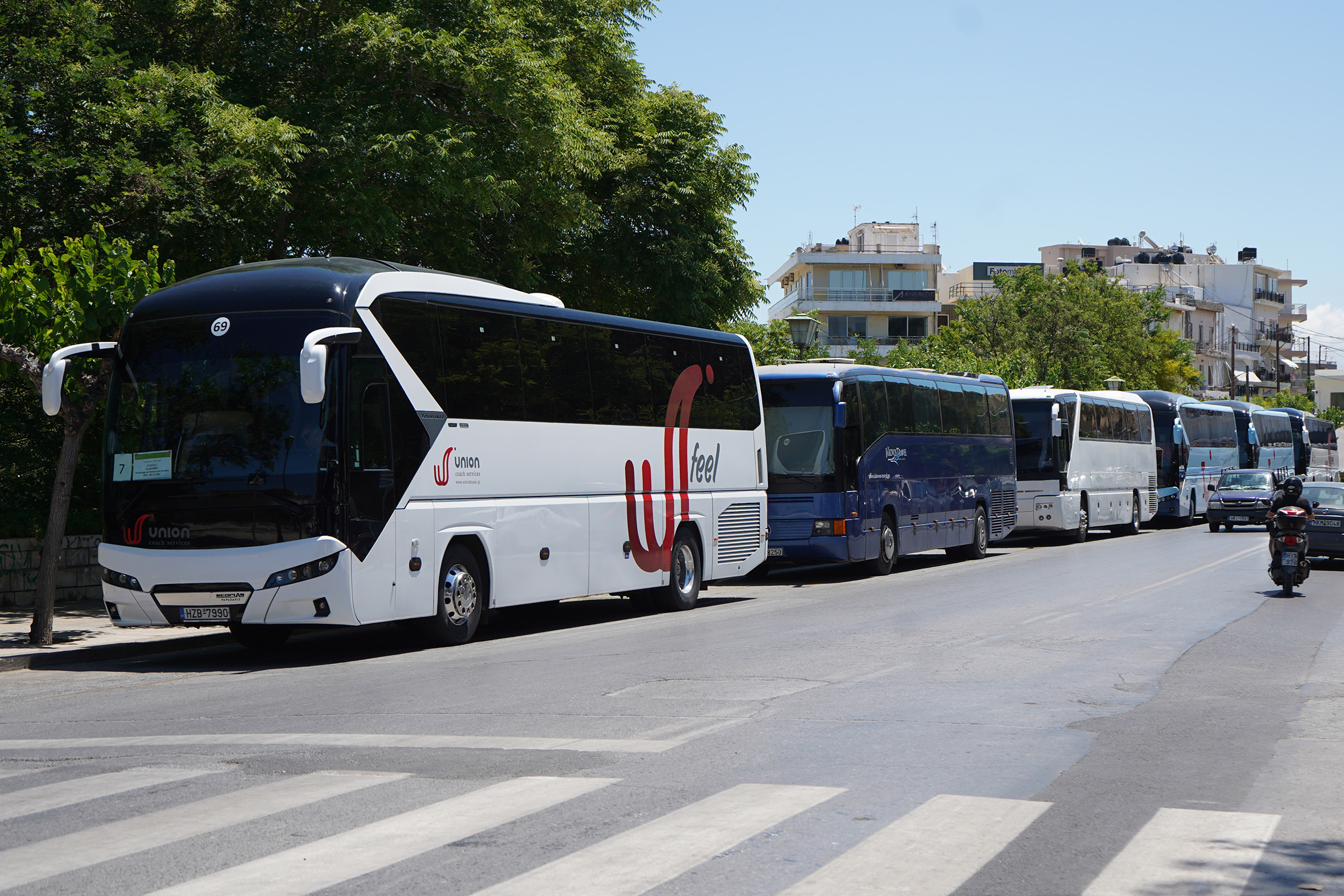 Στους δρόμους οι οδηγοί τουριστικών λεωφορείων «Ο Ερμής» – Τι διεκδικούν