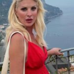 Η Ελένη Μενεγάκη ξεκίνησε τις καλοκαιρινές διακοπές