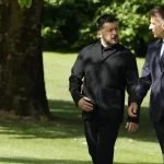 Παρασκήνιο από την G7: Ανοιχτό μικρόφωνο «έπιασε» Μακρόν-Ζελένσκι να μιλούν για τον Τραμπ